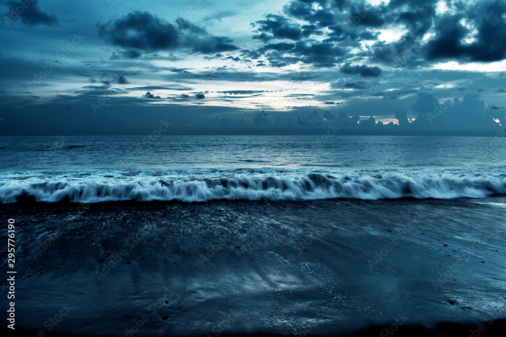 Obraz premium Cloudy beach background