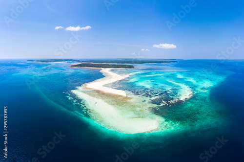 Widok z lotu ptaka wyspy tropikalnej plaży rafy morze karaibskie. Biała piaskownica Snake Island, Indonezja Archipelag Moluccas, Wyspy Kei, Morze Banda, cel podróży, najlepsze nurkowanie z rurką