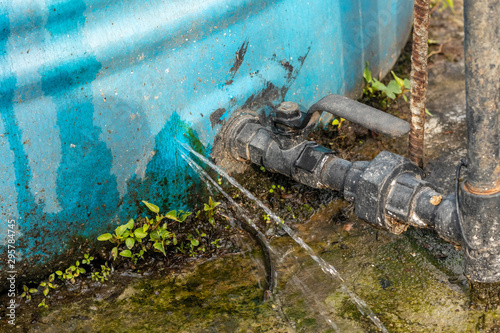 Canvas-taulu Water leakage from crack in water tank installed in house rooftop