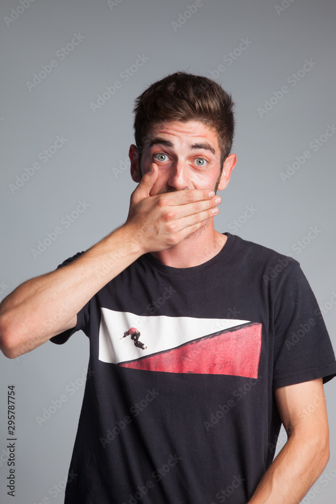 Chico joven de origen caucásico, haciendo gestos con sus manos y sus ...