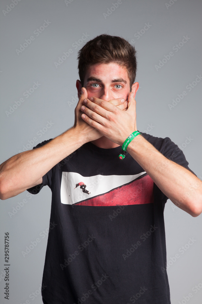 Chico joven de origen caucásico, haciendo gestos con sus manos y sus ...