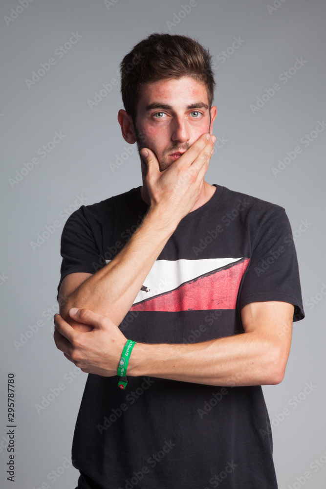 Chico joven de origen caucásico, haciendo gestos con sus manos y sus ...