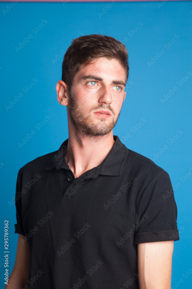 Retratos de un modelo, haciendo gestos con la cara y con las manos Retratos de un modelo, haciendo gestos con la cara y con las manos