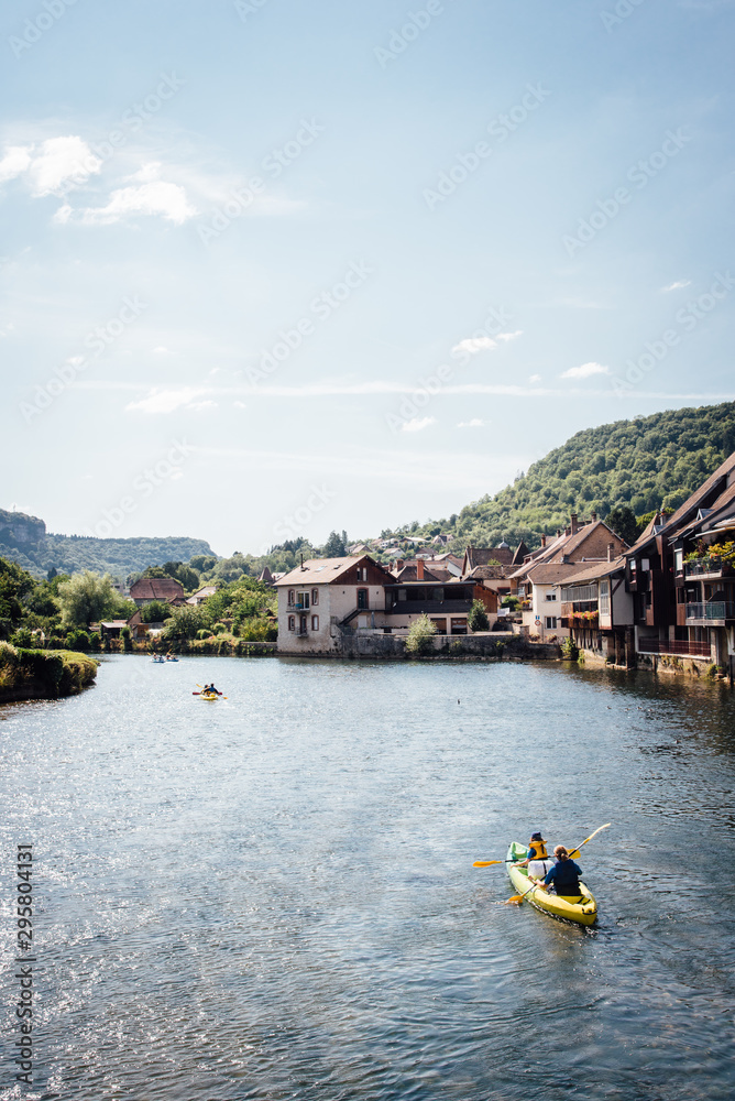 Des canoes kayaks sur la rivière la Loue à Ornans dans le Jura. Vacances sportives dans le Jura français. La loue à Ornans. Une vieille ville de France. Naviguer sur une rivière. Des canoes kayaks sur la rivière la Loue à Ornans dans le Jura. Vacances sportives dans le Jura français. La loue à Ornans. Une vieille ville de France. Naviguer sur une rivière.