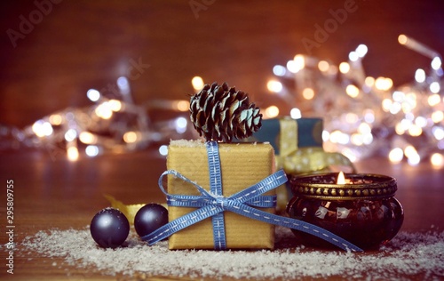 Weihnachtsgeschenk mit blau...