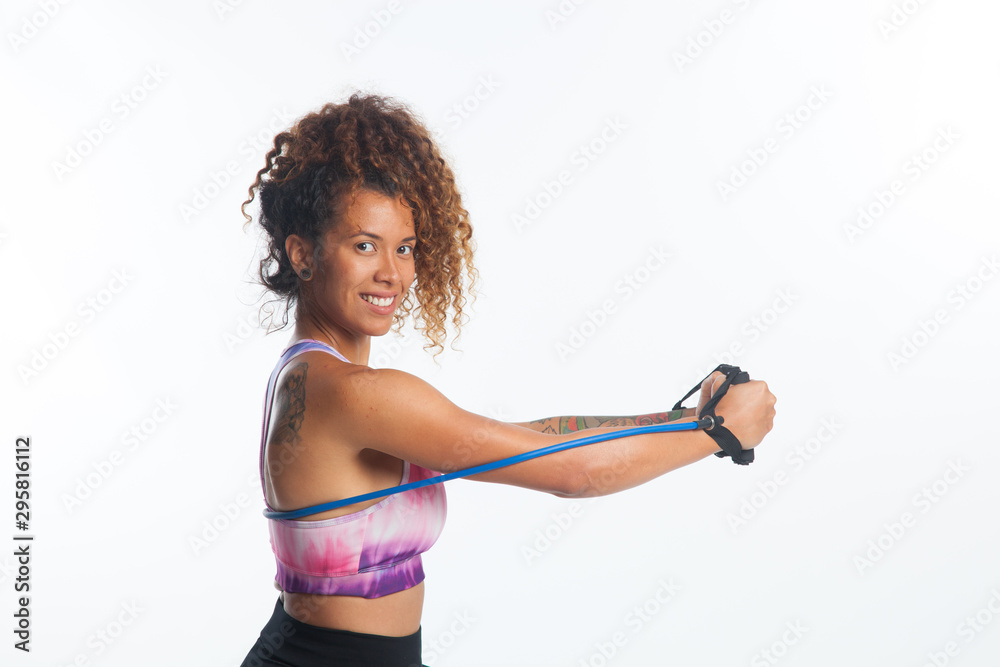 Chica haciendo una tabla de gimnasia sobre fondo blanco; deportista haciendo ejercicios. Chica haciendo una tabla de gimnasia sobre fondo blanco; deportista haciendo ejercicios.