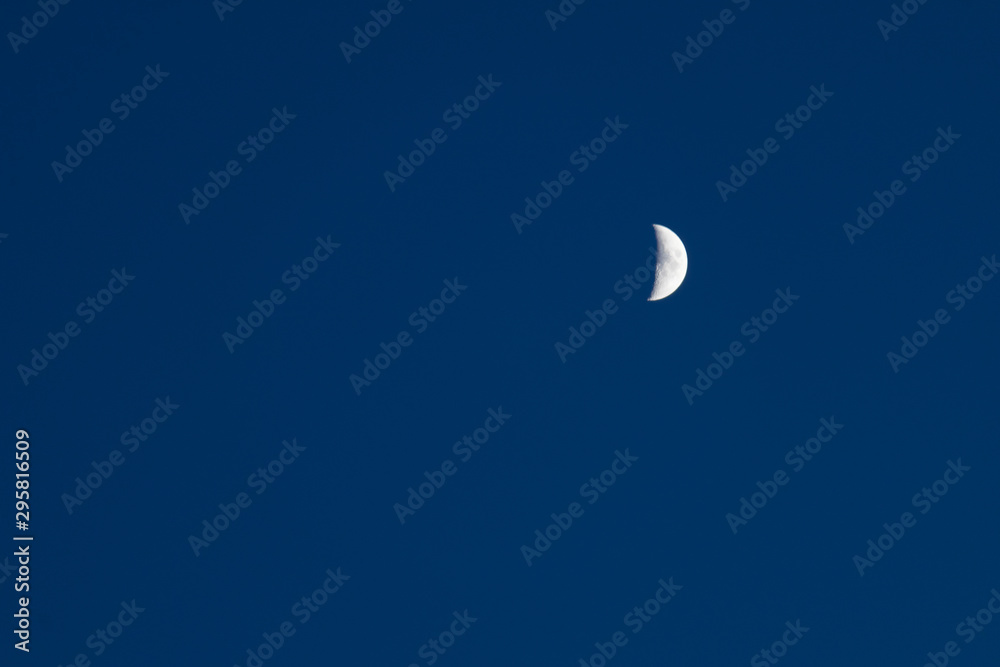 Luna creciente sobre cielo despejado Luna creciente sobre cielo despejado