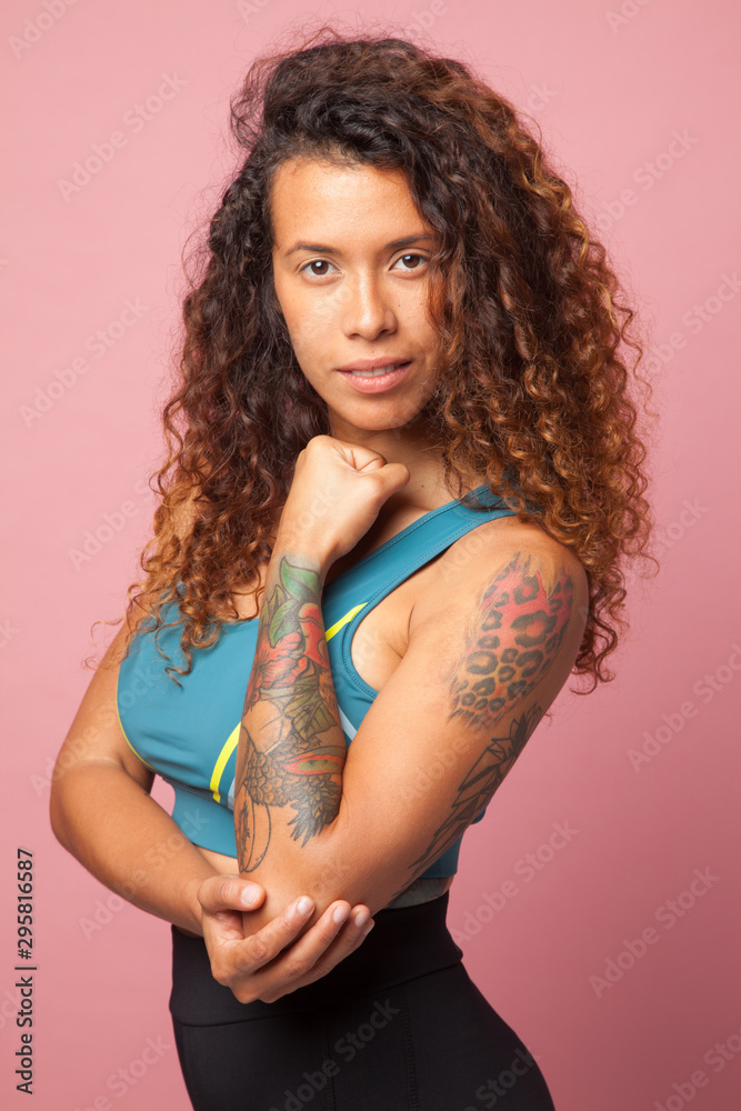 Chica joven, guapa, tatuada, atlética y deportista, entrenadora personal, mirando a cámara y sonriendo Chica joven, guapa, tatuada, atlética y deportista, entrenadora personal, mirando a cámara y sonriendo