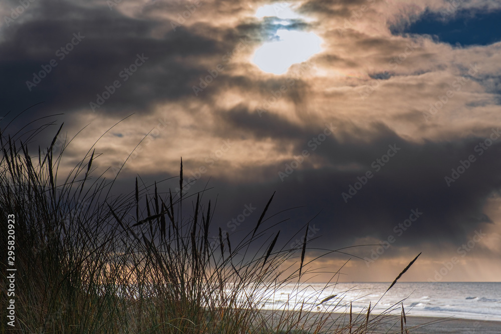 Dramatische Wolkenbildung über dem Strand bei Egmond aan Zee/NL