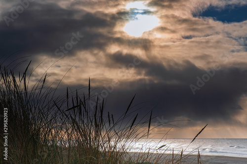 Dramatische Wolkenbildung   ber dem Strand bei Egmond aan Zee NL