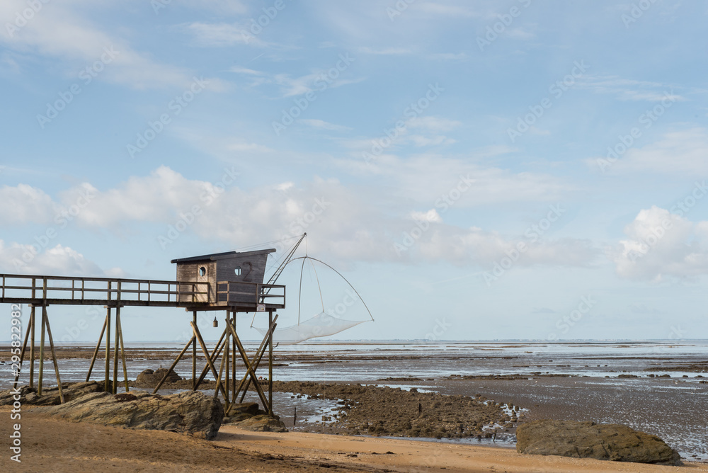 une pêcherie traditionnelle. Un bâtiment de pêche. Une maison sur pilotis pour la pêche traditionnelle à Pornic une pêcherie traditionnelle. Un bâtiment de pêche. Une maison sur pilotis pour la pêche traditionnelle à Pornic