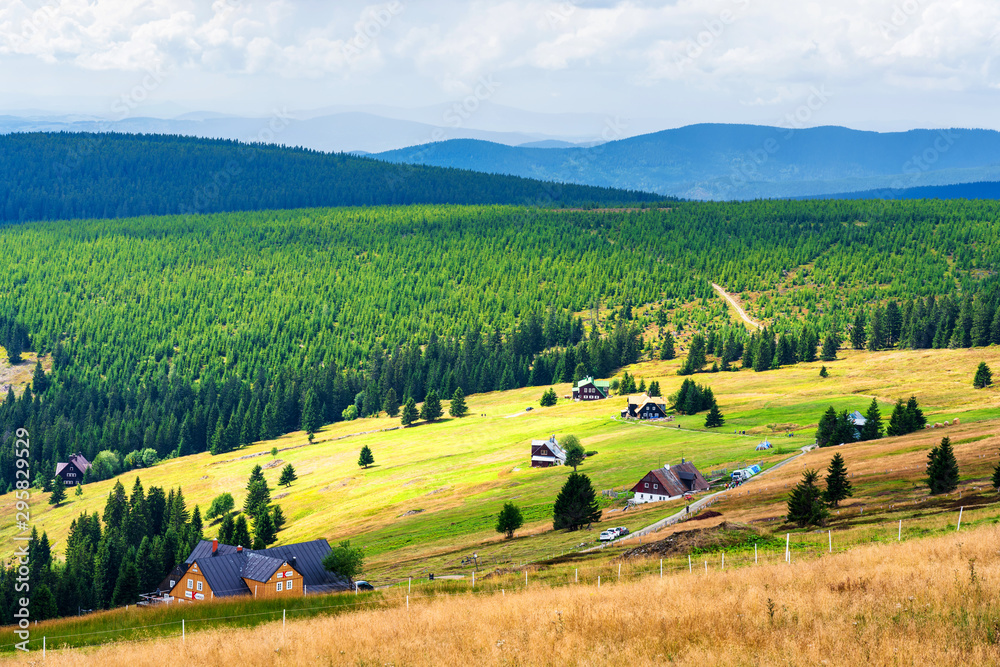 Φωτογραφία View of hiking trails and Karkonosze (Krkonose) mountains national park at the Poland and Czech Republic border