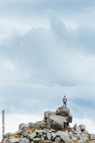 homme debout sur des rochers regardant le paysage et l'horizon