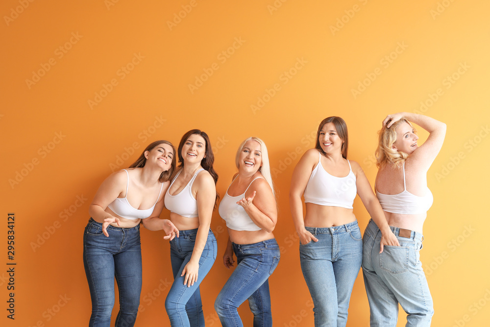 Group of body positive women on color background - obrazy, fototapety, plakaty 