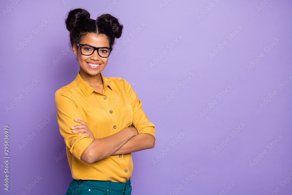 Photo of amazing dark skin lady holding arms crossed positive mood bossy self-confident look wear specs yellow shirt isolated purple color background Photo of amazing dark skin lady holding arms crossed positive mood bossy self-confident look wear specs yellow shirt isolated purple color background