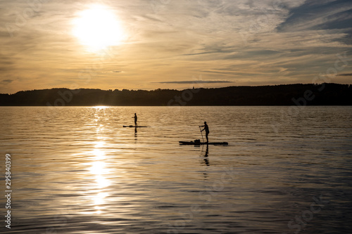 Stand-Up-Paddling auf dem Starnbegrer See am Abend