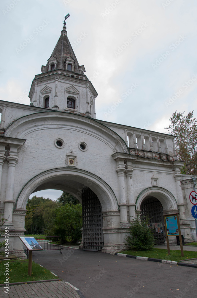 Izmailovsky island - the gate of the estate