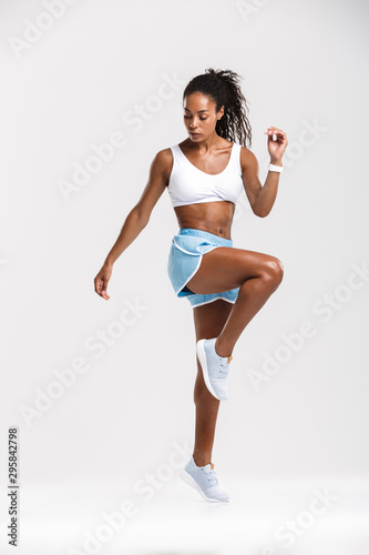 Fototapeta Naklejka Na Ścianę i Meble -  Full length of an attractive healthy confident african sportswoman