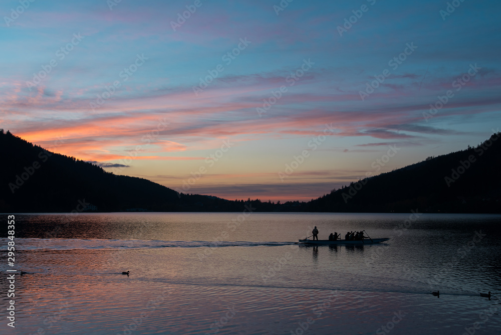 coucher de soleil et silhouette d'une barque sur le lac de Gérardmer dans les Vosges