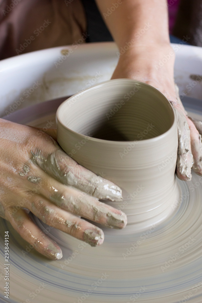 Tour d'une poterie en argile