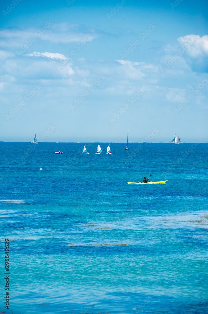 Φωτογραφία Man in his Kayak at sea in summertime on the isle of Noirmoutier