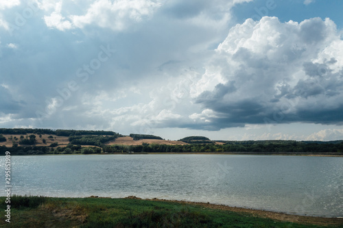 un lac avec un ciel nuageux vers pouilly-en-auxois