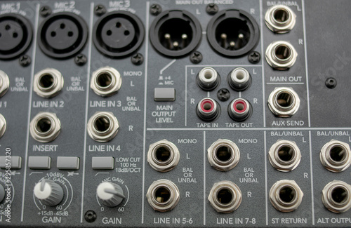 Fényképezés Inputs and outputs of an analog audio mixer with eight channels