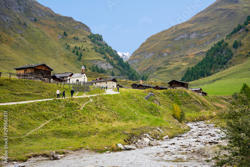 Wandern in Südtirol: traditionelles Bergdorf - die wunderschöne Fane Alm