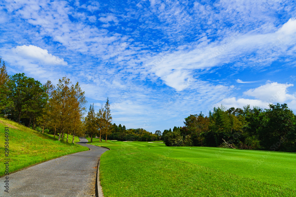 ゴルフ ゴルフコース フェアウェイ ラウンド 青空 戦略 ビジネス マナー マネジメント ルート