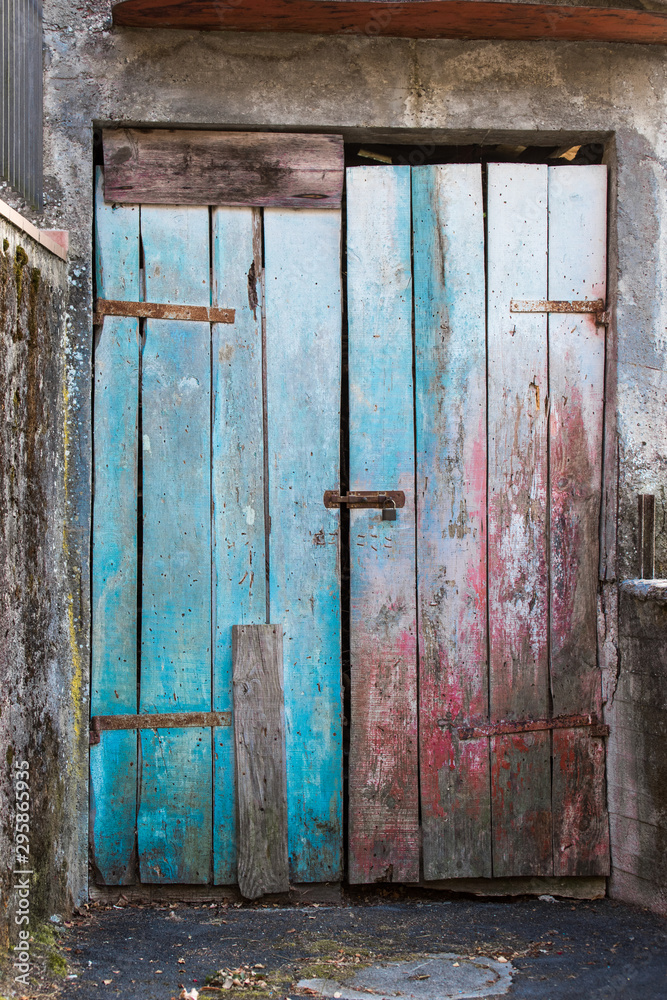 une vieille port en bois bleue et rouge une vieille port en bois bleue et rouge