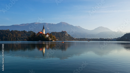 Insel Bled und die Burg von Bled, Slowenien, Bleder See photo