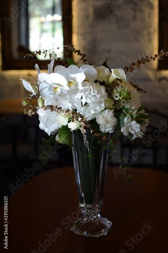 Obraz na płótnie wedding bouquet on the table w salonie