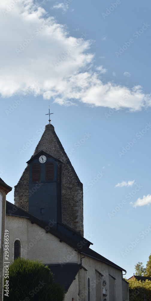 Clocher de l'église du village de Lescar dans les Pyrénées Atlantique