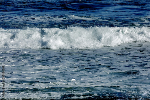 Waves breaking on the coast © Gelpi