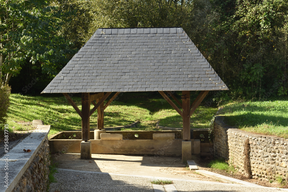 Lavoir du village Lahourcade dans les Pyrénées Atlantiques