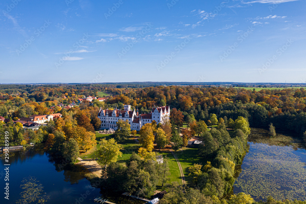 Aussicht auf Schloss Boitzenburg in der Uckermark im Herbst