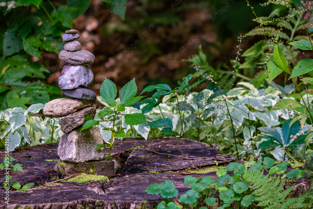 Obraz premium mossy rock cairn