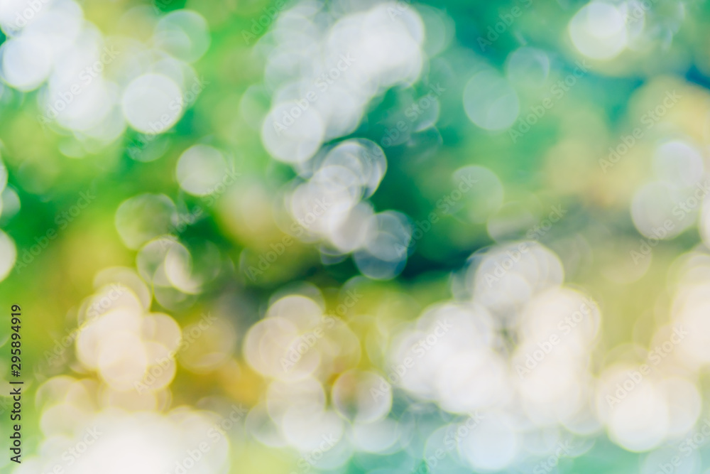 Obraz premium Abstract defocused nature background with colorful bokeh
