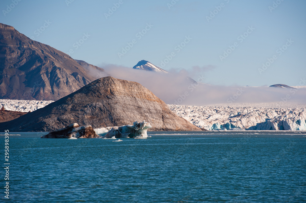 Impressionen einer Kreuzfahrt - Schöne Küstenlandschaft mit Gletscher, Spitzbergen