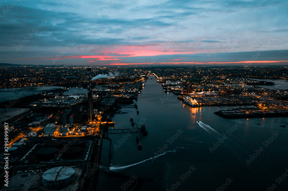 Fototapeta premium Miasto Dublin w piękny wieczór. Zachód słońca tego dnia był bardzo nieoczekiwany po deszczowym dniu.