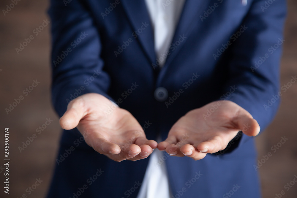 Obraz premium man hand empty palm on dark background