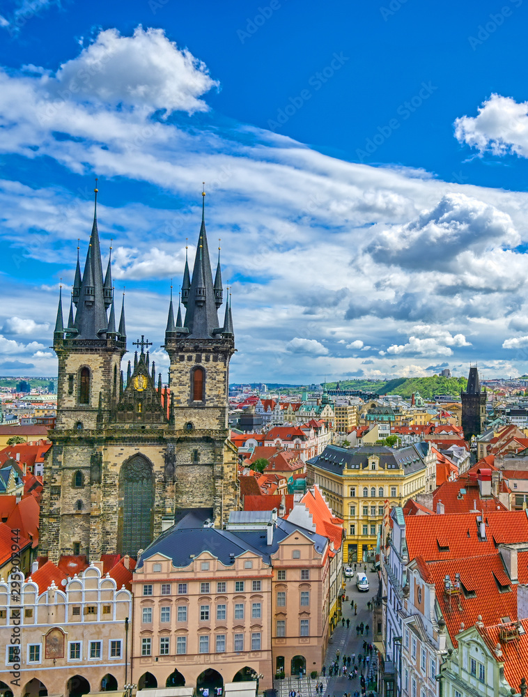 Fototapeta premium Kościół Najświętszej Marii Panny przed Tynem na Rynku Starego Miasta w Pradze, Republika Czeska.