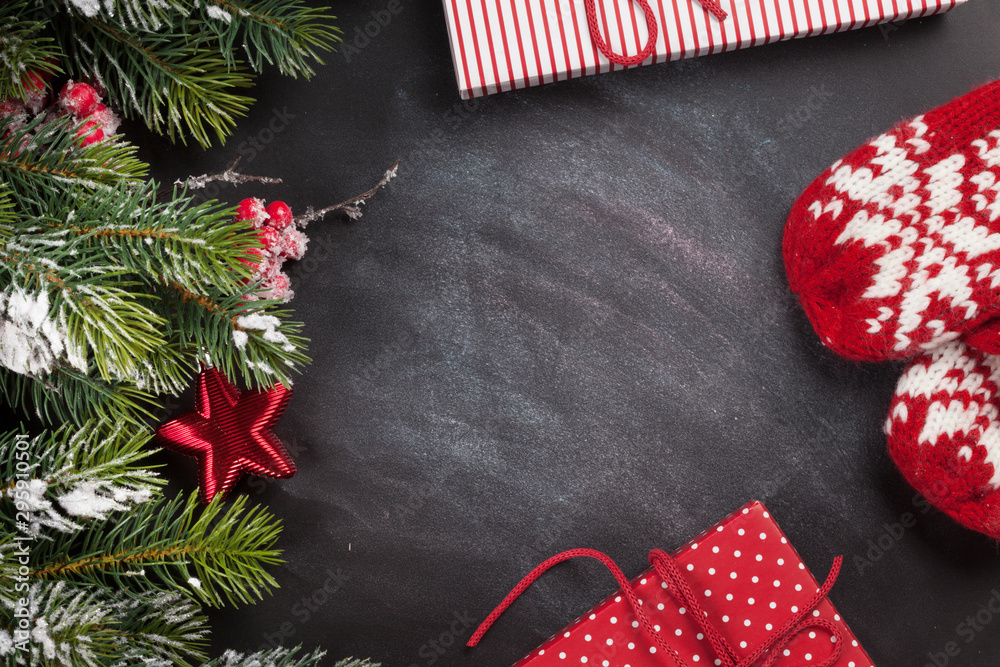 Obraz premium Christmas gift box and fir tree branch