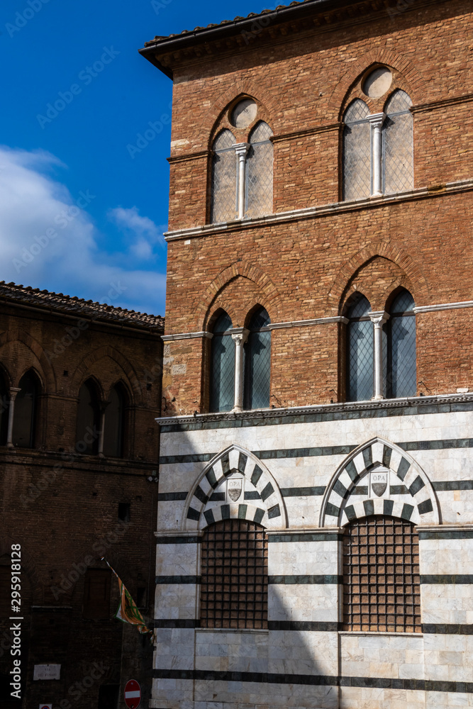 Fototapeta premium Windows and Walls of Siena