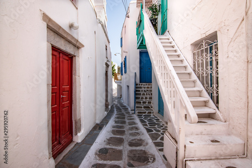 Fototapeta Naklejka Na Ścianę i Meble -  Narrow street in town centre of Mykonos, Greece.