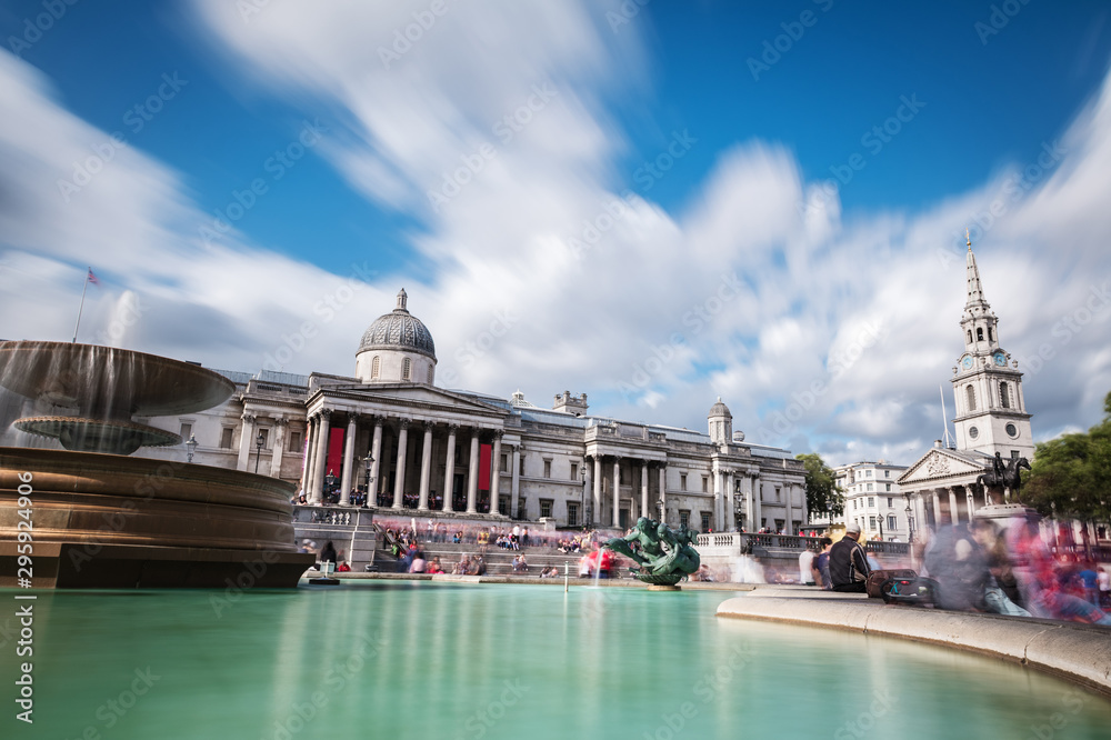 Fototapeta premium Trafalgar square and National Gallery in London