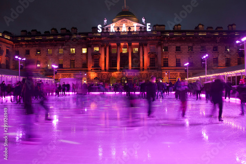 Schlittschuh Laufen Eislaufen in London zur Weihnachtszeit und Winterzeit