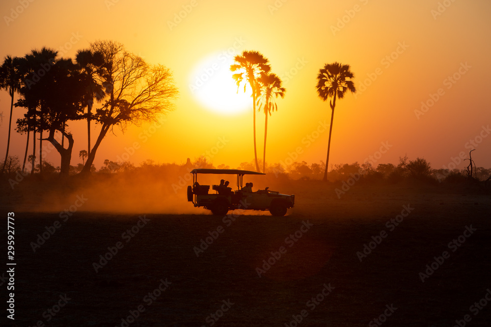 Silhouette of a Safari jeep at sunset - obrazy, fototapety, plakaty 
