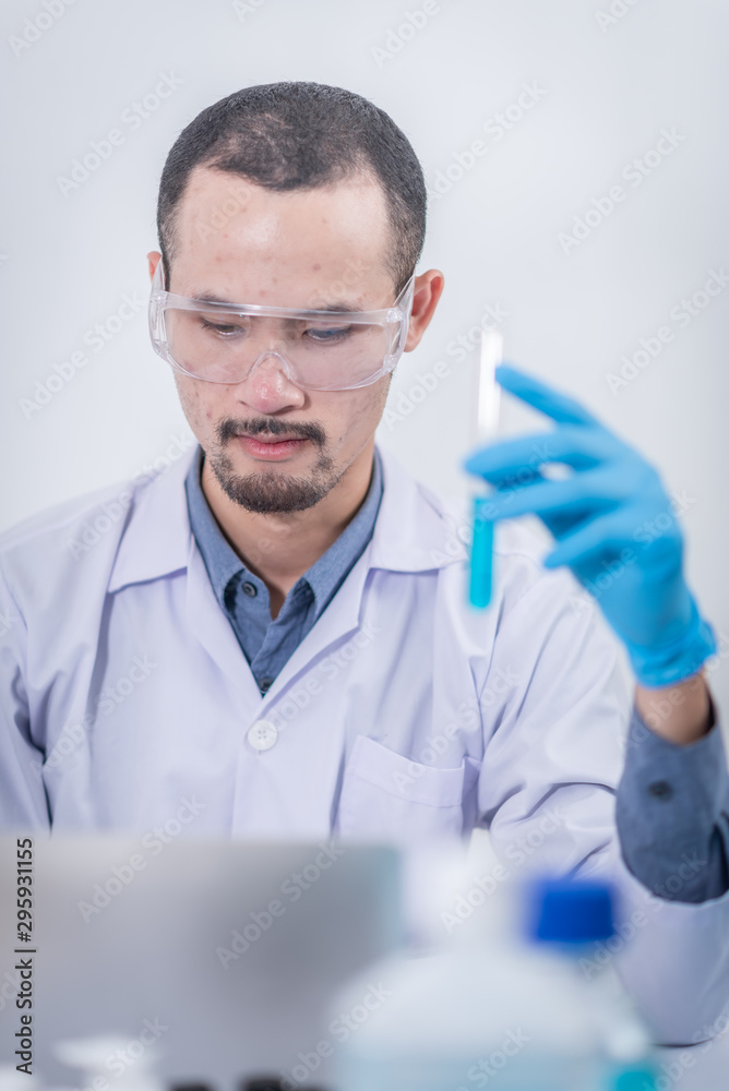 Researchers are working on product development. Modern innovation Invented in the laboratory Researchers are working on product development. Modern innovation Invented in the laboratory