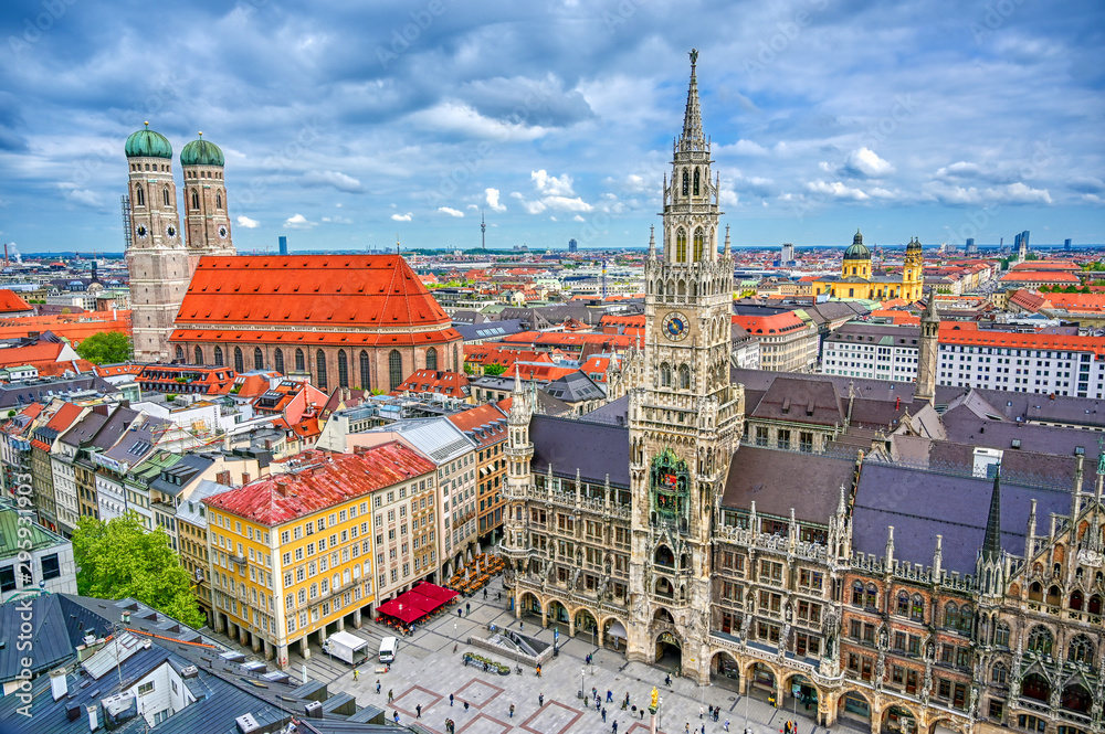 Obraz premium Nowy Ratusz znajdujący się na Marienplatz w Monachium, Niemcy